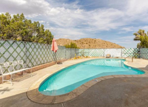 Mid-Century Hideaway - privat Pool & King Bed